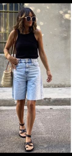 Long Linen Shorts Outfit, Backyard Bbq Outfit Ideas Summer Casual, Long Shorts Outfits Women, Comfortable Chic Outfits, Summer Bbq Outfit, Sandal Outfits, Linen Shorts Outfit, Bbq Outfits, Cool Girl Outfits