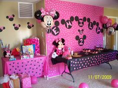 a room decorated with minnie mouse party decorations