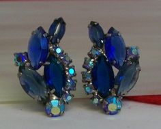 Vintage D&E Juliana Blue Glass Stones Sparkly Aurora Borealis Clip On Earrings #UnsignedJulianaDE Blue Party Clip-on Earrings, Blue Clip-on Earrings As Gift, Vintage Blue Clip-on Earrings For Evening, Vintage Blue Clip-on Earrings For Gift, Blue Vintage Clip-on Earrings For Evening, Blue Clip-on Earrings For Evening, Blue Clip-on Earrings For A Gift, Blue Clip-on Earrings For Gift, Vintage Blue Earrings For Evening