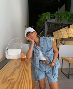 Denim Vest Outfits, Vest Outfits Aesthetic, Jean Vest Outfits, Look Short Jeans, All Denim Outfits, Denim Vest Outfit, Vest Outfits For Women, Denim Shorts Outfit, Looks Jeans