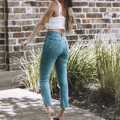 Care Free Straight Leg Crop Denim Strappy Block Heels, Wardrobe Tips, Outfits Chic, Nice Style, Hot Outfits, Cute Summer Outfits, Fancy Outfits, Outfit Goals, Cropped Denim