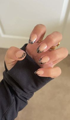 Black Nail Designs Aesthetic, Fun Winter Nail Designs, Black Nail Tip Designs, January Nail Inspo 2025, New Years Nail Design, Vet Nails, Nail Inspo New Years, Nail Inspo Designs, Tortishell Nails Design