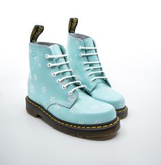 These 6 eyes boots are definitely a rare colour combination! They are a Dr Martens boots finished in a blue/aqua leather with a snowflake background.  They are very cute and perfect for winter season. They have trademark cushioned sole unit and yellow stitching. 📏 We have various sizes, please check the listing. --------- ⭐We are small family business and original Dr Martens shop from 1958, based in Camden Town, London. Blue Dr Martens Boots, Dr Martens Winter Boots, Dr Martens Winter, Dr Martens Shop, White Panther, Dr Martens White, Snowflake Background, Camden Town, Cerise Pink