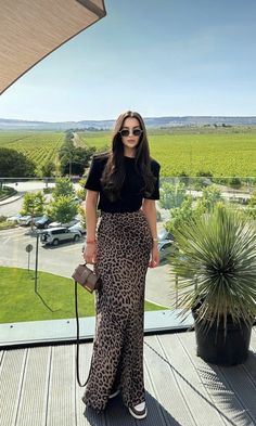 Leaped Print Skirt Outfit, Cheetah Midi Skirt Outfit, Animal Print Dress Outfit, Animal Print Skirt Outfit, Animal Print Outfits, Rock Outfit, Animal Print Skirt, Elegante Casual