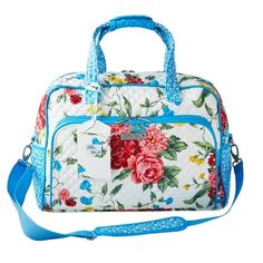 Spend your day out and about in style with The Pioneer Woman Sweet Rose Quilted Fabric Weekender Bag. This trendy quilted tote bag showcases one of Ree's signature floral prints in an array of stunning colors and features a coordinating pattern that makes the handles and pockets pop. With two exterior side pockets and two main zip pockets that hold even more storage options on the inside, you'll easily be able to pack up and carry around all your everyday essentials. You can use this fashionable Xmas Gifts For Mum, Girls Xmas Gifts, Rose Quilt, Weekend Travel Bags, Mum Birthday Gift, Travel Storage Bag, Travel Tote Bag, The Pioneer Woman, Quilted Fabric