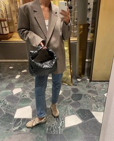 Marketing Girl Outfit, Cool Girl Style, Beige Outfit, Fashion Victim, Evening Outfits, Street Style Inspiration, Closet Fashion, Designer Bag, Winter Fashion Outfits