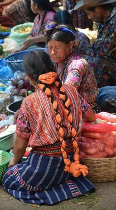 South American Indigenous Art, Nicaraguan Traditional Clothing, Mayan Hairstyles Women, Mayan Traditional Clothing, Mayan Braids, Guatemala Hairstyles, Oaxaca Hairstyles, Guatemala Traditional Clothing, Guatemalan Hairstyles