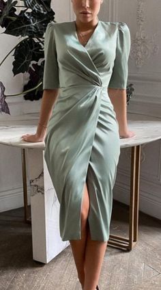 Ideas For A Business, Silk Dresses Outfit, Business Casual Look, Corporate Dress, Stylish Fall Outfits, Batik Dress, Elegant Dresses For Women, Classy Dress, Casual Look