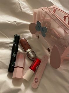 Beauty Account Instagram, Nature Creatures, Sanrio Things, Aesthetic Instagram Accounts, Everyday Bag Essentials, Handbag Essentials, Fancy Makeup, What In My Bag, Pink Girly Things