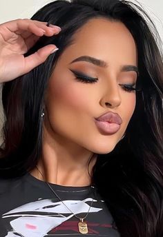 Eyeshadow For Morena, Seductive Eye Makeup Brown Eyes, Black Glam Eyeshadow Looks, Becky G Makeup Looks, Makeup With Black Hair, Brown Glam Eyeshadow, Baddie Makeup Glam, Becky G Makeup, Black Smokey Eye Brown Girl