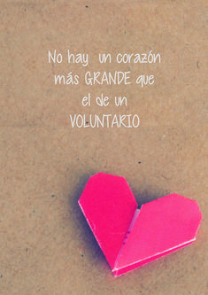 a pink heart shaped object sitting on top of a piece of paper with the words, no hay un coran mas grande de ave ele un voluntarito