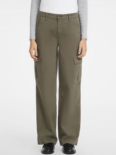 Crafted with our organic cotton blend, our relaxed cargo pant features a straight leg fit and a high rise waist.