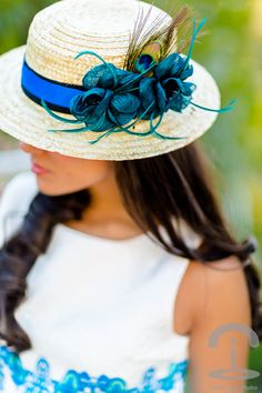 DIY Canotier con flores y pluma Crimenes de la Moda Kawaii Hat, Cheap Boutique Clothing, Boda Diy, Hat Decoration, Boater Hat, Kentucky Derby Hats, Luxury Dresses, Diy Hat