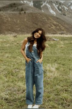 Farm Outfit Aesthetic Summer, Senior Photos Overalls, Senior Pictures Outfits Overalls, Senior Picture Overalls, Overalls Outfit Senior Pictures, Cute Photographer Outfits, Senior Picture Ideas Granola, Overalls Outfit Photoshoot, Senior Picture Casual Outfits