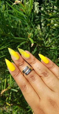 10 Inspirational Yellow Short Nail Designs to Brighten Up Your Summer Style! New Nail Colors, Cute Short Nails, Short Gel Nails, Racun Shopee, Acrylic Press On Nails, Stiletto Nails Designs