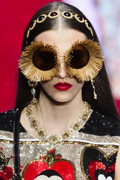 Dolce & Gabbana at Milan Fashion Week Spring 2018 - Details Runway Photos Statement Sunglasses, Fashion Eye Glasses, Weird Fashion, Afro Punk, Trending Sunglasses, Fashion Portrait