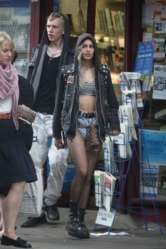 Fishnets Outfit, Ripped Fishnets, Alice Dellal, Style Combat Boots, Punk Rock Style, Punk Style Outfits, Punk Rock Outfits, 90s Fashion Grunge, Rock Outfits