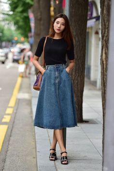 saia midi Midi Outfits, Rok Outfit, Midi Skirt Outfit, Denim Skirt Outfits, Denim On Denim, Skirt Denim, Trendy Skirts, Outfit Trends, Jeans Rock