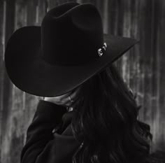 Black Cowgirl Hat Aesthetic, Female Cowboy Aesthetic, Cowgirl Aesthetic Dark, Country Dark Aesthetic, Black Hair Cowgirl Aesthetic, Black Cowboy Hat Aesthetic, Grunge Western Aesthetic, Black Hair Cowgirl, Black Western Aesthetic