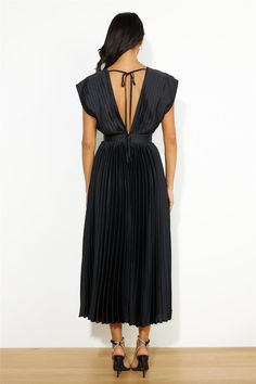 Length from bust to hem of size S: 117cm. Maxi dress. Unlined. Model is a standard XS and is wearing XS. True to size. Non-stretch fabric. Tie-up back. Pleated. V neck. Flowy skirt. Zipper. Cold hand wash only. Polyester. Show up in the Sleeker Than All Maxi Dress. Featuring a pleated design and flowy skirt. Style with heels and curls for all the compliments. Yemen Clothing, Prom Shopping, Skirt Zipper, Maxi Dress Black, Skirt Style, Flowy Skirt, Shop Maxi Dresses, Formal Wedding, Dress Romper