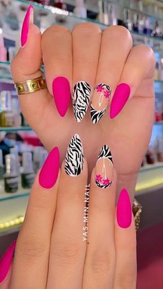 Pink Nails With Art, One Nail Art, Pink Black Nails, Sassy Nails, Happy Nails, Leopard Nails, Nails Polish