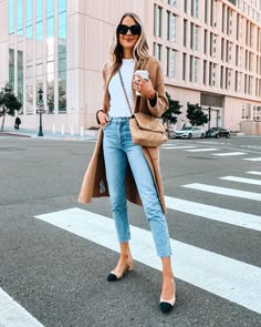 Coatigan Outfit, Fall Clothing Essentials, White Tshirt Outfit, Chanel Slingback, Chanel 19, Stylish Fall Outfits, Amy Jackson, Fashion Jackson, Light Jeans