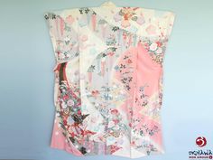 Real traditional Furisode type kimono, beige and pink, with white and black touches, richly decorated with multiple flowers and an imperial chariot. Interior lining in white and pink silk. Silk exterior fabric / Silk interior lining General condition: Very good condition but there are a few stains on the sleeve, collar and left front, as well as on the interior lining (see last photos). Dimensions are shown in the last image. Please note this is second hand clothing. The Furisode type kimono cou Pink Kimono For Spring Wedding, Spring Wedding Pink Kimono, Traditional Pink Kimono For Spring, Pink Silk Kimono For Wedding, Pink Silk Wedding Kimono, Pink Vintage Long Kimono, Traditional White Floral Kimono, Traditional White Floral Print Kimono, Pink Kimono With Kimono Sleeves For Tea Ceremony