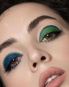 Blue Graphic Makeup, Green Eyeliner Graphic, Spring Avant Garde Makeup, Blue Makeup Editorial, Happy Makeup, Blue Avant Garde Makeup, Makeup 2024, Retro Makeup, Personal Aesthetic