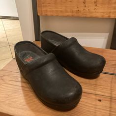 Barely Worn In Great Condition Black Fade-resistant Clogs For Work, Black Slip-on Clogs With Rubber Heel Cap, Black Leather Slip-on Clogs, Dansko Rowan, Black Slip-on Clogs With Reinforced Heel, Dansko Shoes, Mule Clogs, Mules Shoes, Clogs