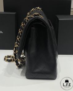 Sac classique de la maison Chanel. Ici présenté dans une version noire en agneau lisse il est d’un chic incroyable. Sa taille généreuse vous permet de loger nombre de nos objets précieux du quotidien. Sa chaîne entrelacée de cuir vous permet un porté épaule ou un porté Crossbody avec aisance. Sa poche discrète au dos vous permet de saisir rapidement une carte ou un téléphone. Son logo double C et son rabat sont une fermeture très sécurisée. Réinterprété chaque saison optez ici pour sa version la Hermes Bags, Timeless Handbag, Luxe Fashion, Bags Designer Fashion, Exclusive Bag, Fendi Bags, Flap Bag, Prada Bag, New Bag