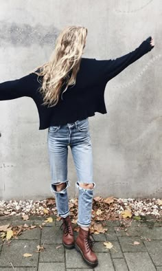 Perfect chill cute comfy fall winter spring jeans crop sweater boots outfit love Sweater Boots Outfit, Looks Hippie, Spring Jeans, Look Grunge, Look Adidas, Look Jean, Estilo Indie, Cool Winter, Cozy Winter Outfits