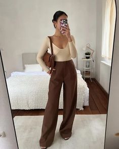 Embrace dark academia aesthetic’s whimsical cousin with these 15 casual light academia outfits! Brown Pants Outfit, Work Outfits Frauen, Dress Pants Outfits, Outfit Elegantes, Brown Dress Pants, Cozy Fall Outfits, Deep Autumn, Stylish Fall Outfits, Beige Outfit