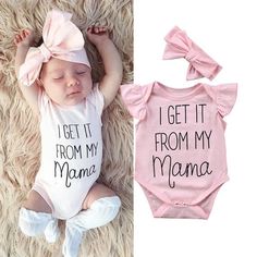 Wer bekommt Ihr Baby ihre ganze Schönheit aus? Sie bekommt es von ihrer Mama. Entzückende Baby ein Stück Outfit kommt mit einem rosa Haarband. Sie können das Stirnband Kleid, wie immer Sie möchten. Das Stirnband kommt rückgängig gemacht, so dass man verschiedene Bögen erstellen können. Reborn Clothes, Cricut Shirts, Baby Kicking, Newborn Clothes, Baby Print, Baby Sleep Problems, Baby Arrival