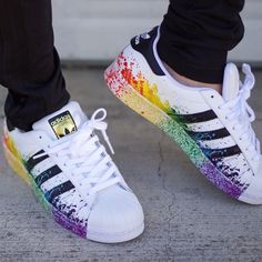 #Superstar. #peinture. #Arc en ciel Adidas Sneakers Women, Adidas Outfit, Nike Shoes Women, Trendy Sneakers