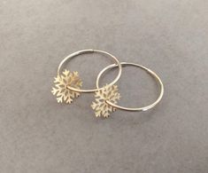 Gold hoop earrings, combine with a small snowflake charm made of 24k gold plated. Hoops made of gold filled. Hoops Diameter: 1.1 inch / 3 cm Item will be shipped in a branded gift box. To continue shopping, check out my Etsy store: https://www.etsy.com/shop/HilaAssaJewelry For more earrings click here: https://www.etsy.com/shop/HilaAssaJewelry?section_id=17717271 **Standard Shipping Time** USA 6-12 days Canada 10-12 days Europe 8-10 days Upgrades are available at checkout Leather Silver Bracelet, Gold Bridal Headband, Gold Geometric Necklace, Gold Bib Necklace, Initial Bracelet Gold, Earrings Gold Hoops, Triangle Jewelry, Honeycomb Necklace, Earrings Gold Hoop