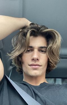 Men’s Middle Length Hair, Men’s Medium Length Layered Hair, Flow Hair Styles For Men, Mens Long Hair Highlights, Long Layered Guy Hair, Hairstyles For Guys With Medium Hair, Surfer Hair Men Medium, Haircuts For Longer Hair Men, Surfer Hair Highlights Men