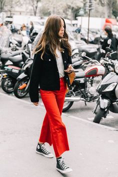 Look Retro, Jack Johnson, Converse White, Paris Fashion Week Street Style, Transition Outfits, Red Jeans, Layering Outfits, Office Attire