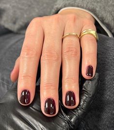 Short Nails February 2024, Short Nail Shape Ideas, One Color Nail Ideas, Natural Gel Nails Ideas Short, Natural Acrylic Nails Short, Short Gel Nails Winter, Short Nail Colors, Short Green Nails, Winter Nail Color