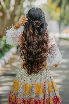 Hairstyles For Engagement, Hairstyle For Brides, Engagement Indian, Engagement Hairstyle, Lehenga Look, Messy Braid, Cute Wedding Hairstyles, Wedding Trousseau