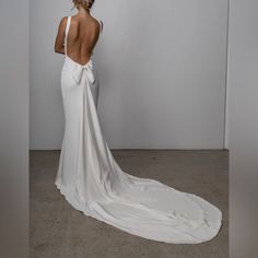 the back of a woman in a white wedding dress