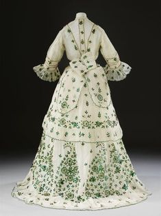 Since it's the beginning of spring, I thought to start it with this British dress made of cotton muselin, guilded metal thread and Indian jewel beatles, from 1868-1869, which radiates nature vibes. V&A Museum : fashionhistory Wing Embroidery, Wing Dress, Fashion History Timeline, 1860s Fashion, Beetle Wings