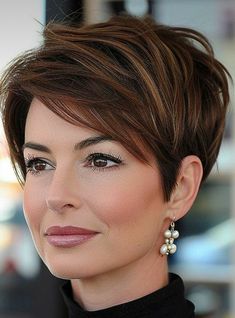 Short Haircuts Ideas, Haircuts For Women Over 40, Haircuts Ideas, Edgy Haircuts, Stunning Hairstyles, Short Sassy Hair, Confident Women