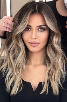 Get ready to slay with these stunning new hair colour ideas! Unleash your inner beauty with these fresh and bold hair colour inspiration. Explore the latest trends and find your perfect new look. 💁‍♀️ Brown Hair With Blonde Balayage, Baylage Hair, Rambut Brunette, Ombre Hair Blonde, Balayage Hair Dark, Brown Hair With Blonde Highlights, Brunette Balayage Hair