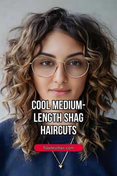 Medium-length shag haircuts are women's BFFs because they save us time styling our hair. Meaning: more time to finish the morning coffee in peace, yay. Short Curly Cuts, Selfie Filters, Shag Haircuts, Hairstyles Women, Wash And Go, Shag Haircut, Double Chin, Puffy Eyes