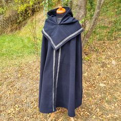 Children's cape & cowl set (excluding clothing and accessories) for your little (robbery) knight or viking! Of course also for princesses, forest elves and young maidens! Two great, warming items of clothing made from wool fabric! Decorated with a border with a Celtic motif. Optionally without trim. cape * without hood * plain black, dark blue, olive, burgundy or gray * with or without border * available in 4 sizes * Wool fabric: 80% wool & 20% polyester * Length from shoulder to hem: Size S: approx. 59 cm Size M: approx. 78 cm Size L: approx. 98 cm Size XL: approx. 110cm Gugel * Skjoldehamn style * Color matching the cape * Plain size * with or without border (matching the cape) Care instructions: Hand wash or wool wash program (cold) in the washing machine Airing and brushing out usually Viking Costume For Medieval Festivals And Costume Parties, Medieval Black Costume For Winter, Black Costumes For Larp At Medieval Festivals, Viking Medieval Festival Costume, Viking Costume For Halloween And Fantasy Events, Elven Style Cape For Costume In Winter, Elvish Winter Costumes For Fantasy Events, Fantasy Style Winter Costume Cape, Fantasy Winter Costume Cape