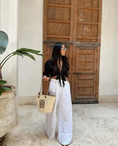 White Combo Outfit, Mexico Travel Outfit, Wide Leg Trousers Outfit, Women's Wardrobe Essentials, Cute Beach Pictures, Outfits For Mexico, European Outfit, Elegant Clothing