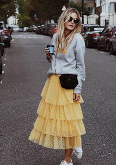 Tulle Skirts Outfit, Look Legging, Street Style Fall Outfits, Skirt And Sneakers, Yellow Outfit, Urban Street Style, Autumn Street Style, Womens Black Dress, Fall Street Style