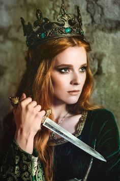 Green Medieval Dress, Medieval Lady, Lady Aesthetic, Cheveux Oranges, Medieval Aesthetic, Queen Aesthetic, Medieval Dress