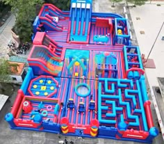 an inflatable maze is shown on top of a building