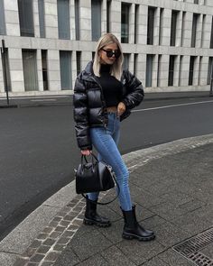 Puffer Jacket Outfit Women, Instagram Basics, Snow Outfits For Women, Minimalist Winter Outfit, North Face Outfits, Jacket Outfit Women, Jean Jacket Outfits, Snow Outfit, Casual Day Outfits